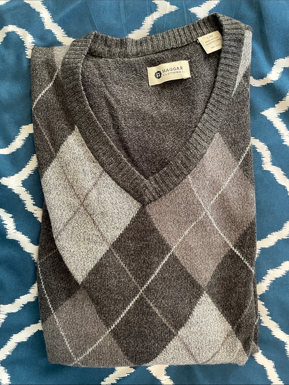 Haggar Men's Gray and Charcoal Argyle V-Neck Sweater